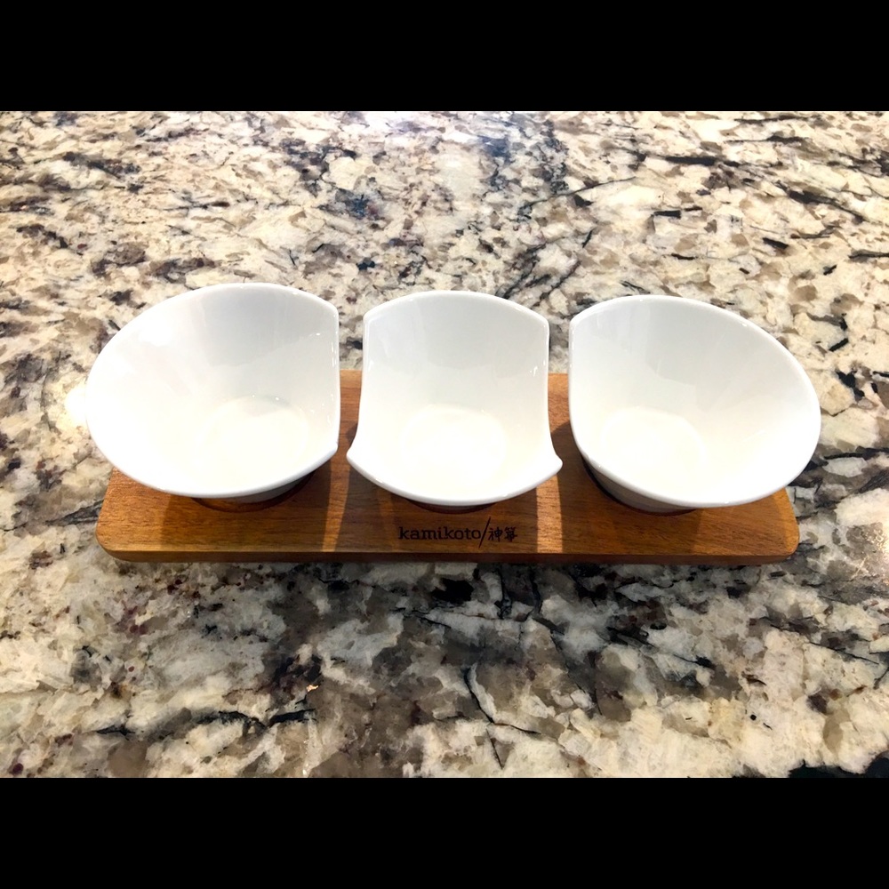 Kamikoto Acacia cutting board w/3 ceramic cups